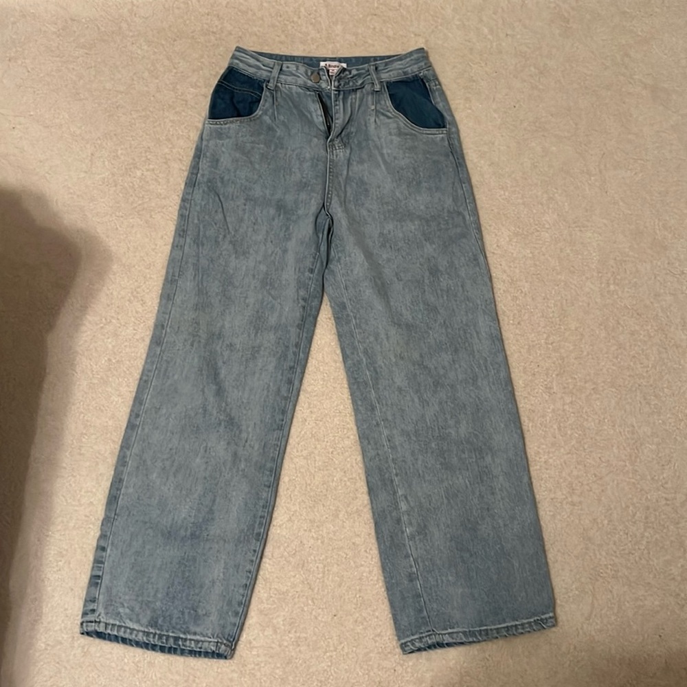 light wash high waisted wide leg jeans with dark pockets